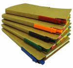 Bloco de anotação com post-its coloridos e caneta, material reciclado.