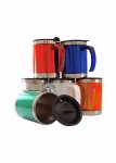 Caneca de 400 ml, em aço inoxidável com acabamento externo em plástica e base em aço inoxidável polido. Caneca de 400 ml, em aço inoxidável com acabamento externo em plástica e base em aço inoxidável polido.