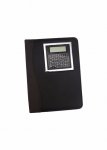 Bloco de anotações com calculadora e caneta, capa do bloco de couro sintético. Bloco de anotações com calculadora e caneta, capa do bloco de couro sintético.