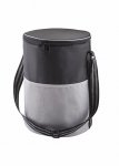 Tecido nylon e poliéster, capacidade para 25 Litros, bolsa frontal, Alça de ombro regulável. Tecido nylon e poliéster, capacidade para 25 Litros, bolsa frontal, Alça de ombro regulável.